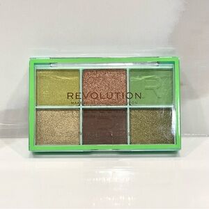 🟢10/$30 NEW Revolution Mini Colour Reloaded Eyeshadow Palette (Its Giving Green)